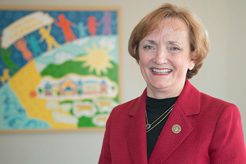 Lynne Ashbeck, vicepresidenta ejecutiva superior de Participación Comunitaria y Bienestar de la Población