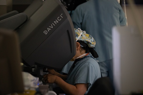 Profesional de la salud usando el sistema quirúrgico robotizado da Vinci