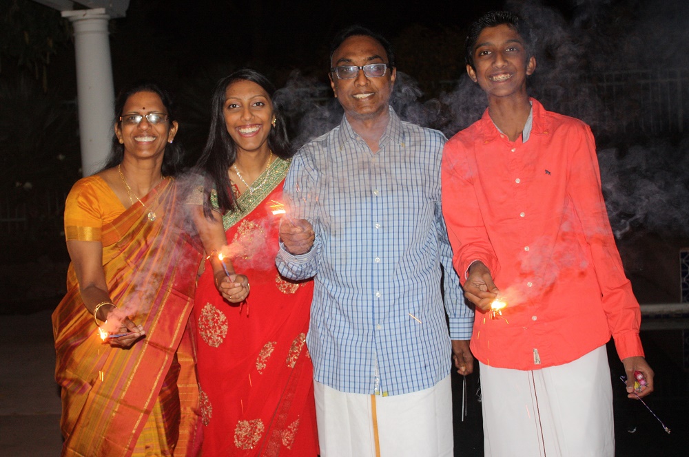 La Dra. Arulmozhi celebra a Diwali con su familia
