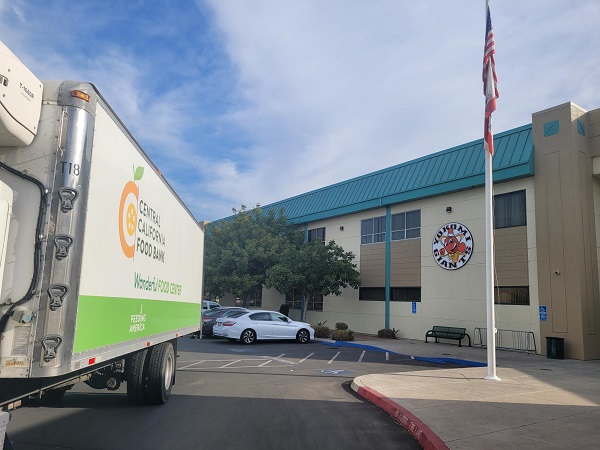 Foto que muestra un camión del Banco de Alimentos de California Central entregando alimentos a las instalaciones de una organización comunitaria