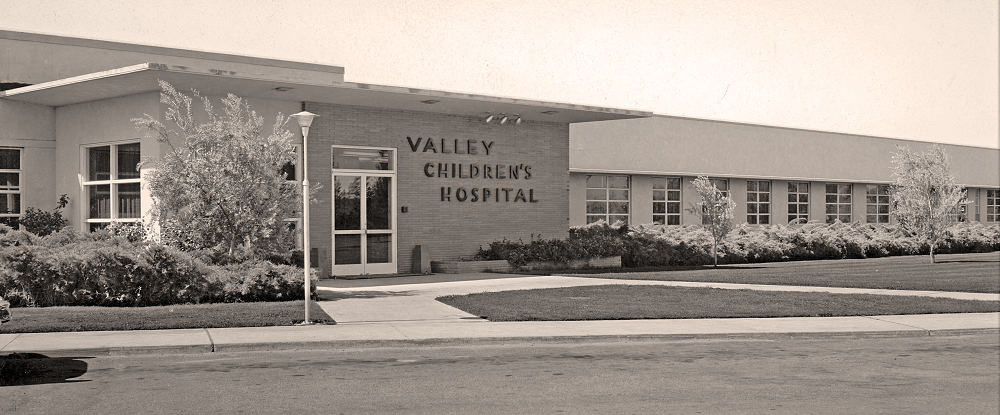 Entrada principal de la ubicación original del <i>Valley Children's Hospital</i>