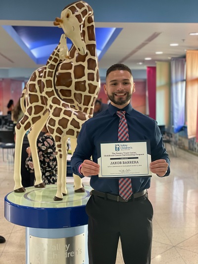 Foto de Jakob posando en el Salón de la Fama de las Asociaciones