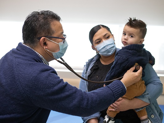 Fotografía de Rafael, su madre y el Dr. Raymund David