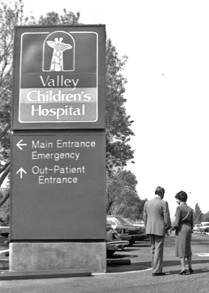 Foto histórica del letrero de entrada del <i>Valley Children's Hospital</i>