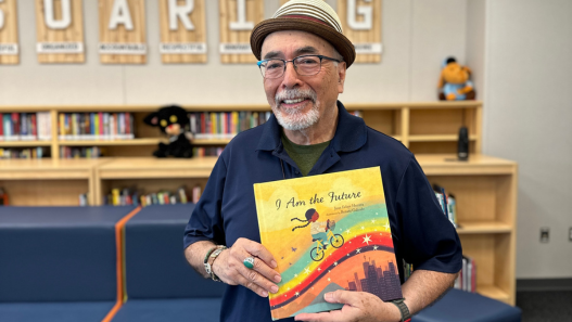 El ex poeta laureado estadounidense Juan Felipe Herrera presentará su segundo libro inspirado en pacientes de hospital
