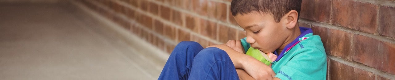 Un niño se sienta triste