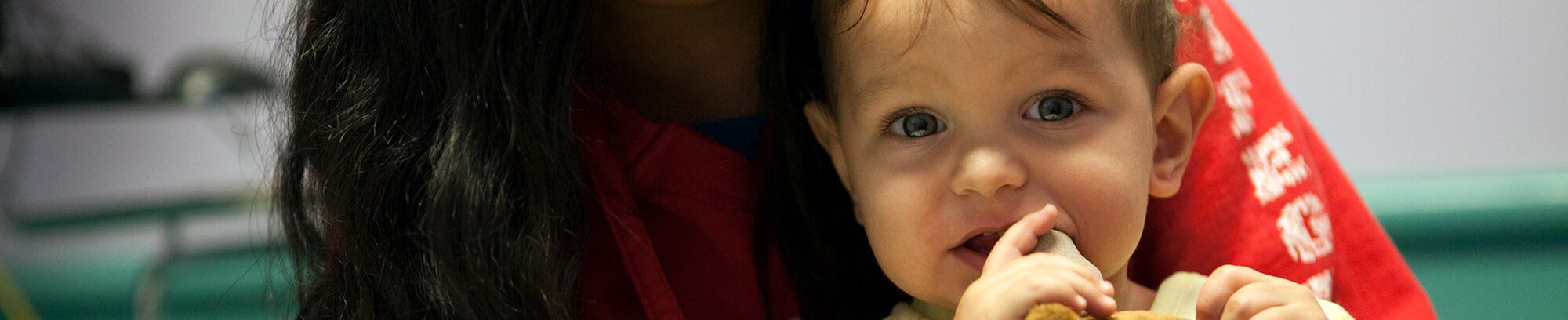 Manos habilidosas y amorosas brindan una atención maravillosa para el bebé Jaxson