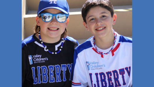 Dos jugadores de béisbol sonriendo
