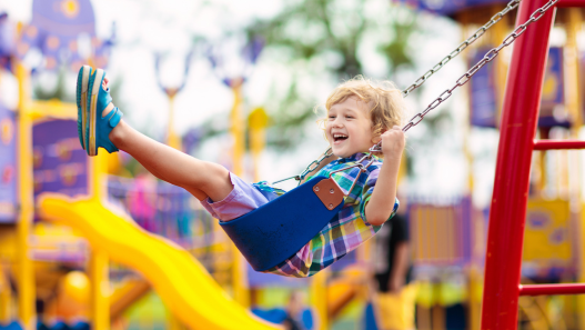Niño columpiándose en el parque