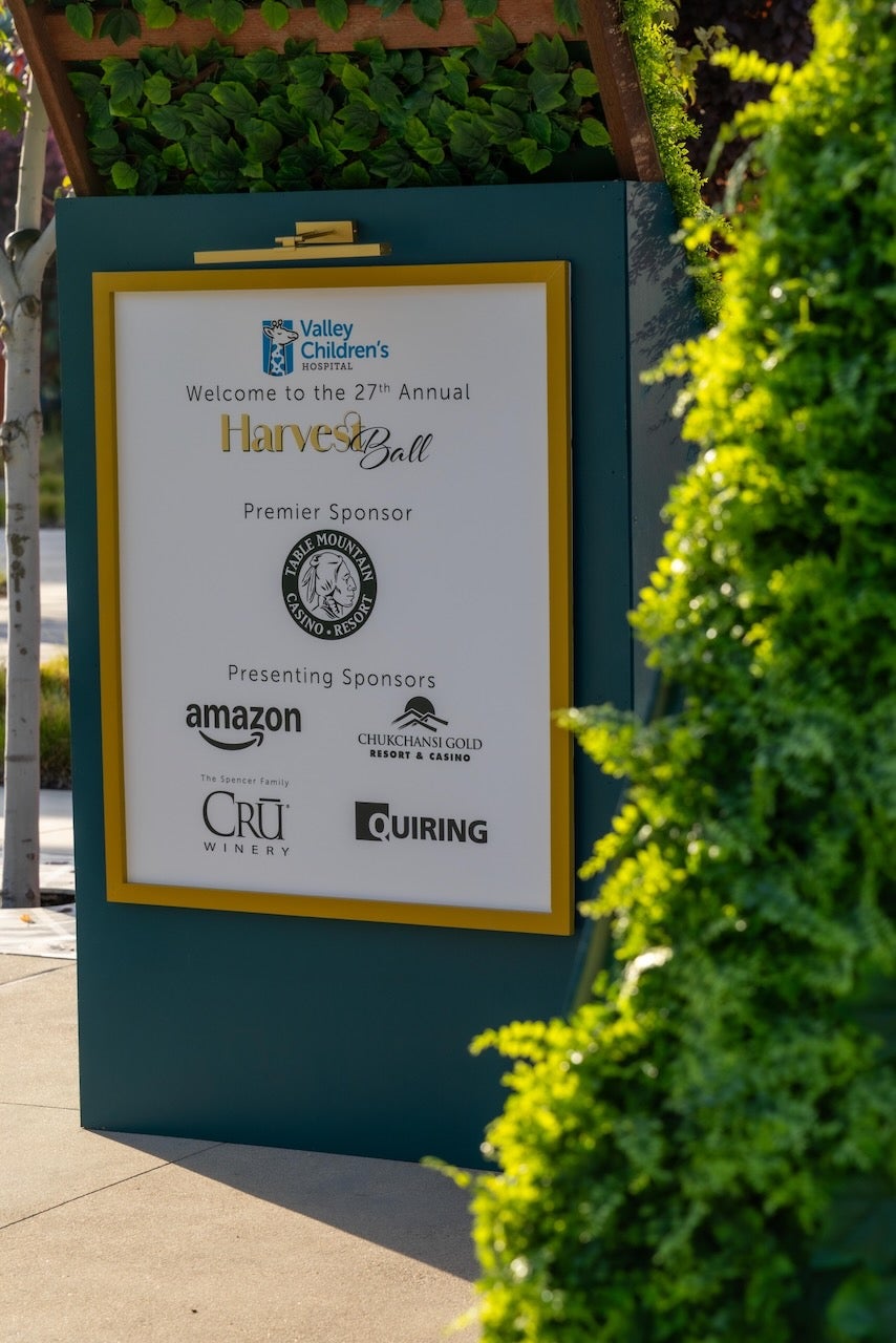 Cartel de bienvenida con logotipos de patrocinadores