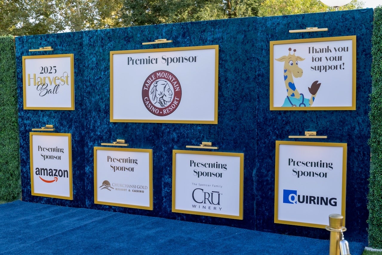 Muro de marcos con logotipos de patrocinadores