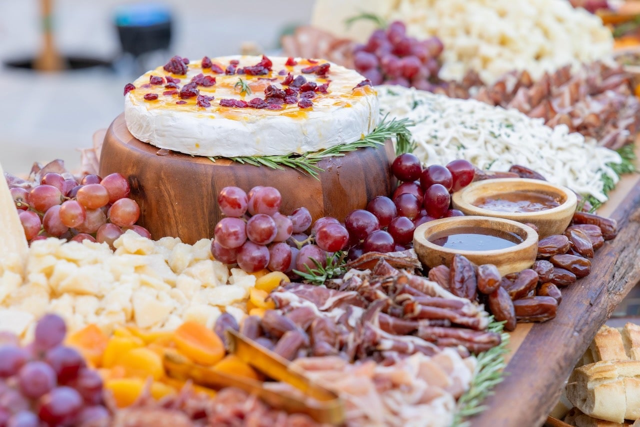 Tabla de embutidos de carne, frutas y frutos secos