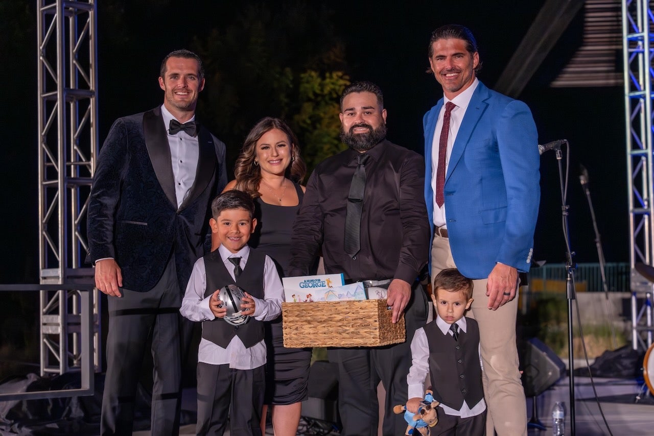 Familia con niños posan con un grupo de adultos