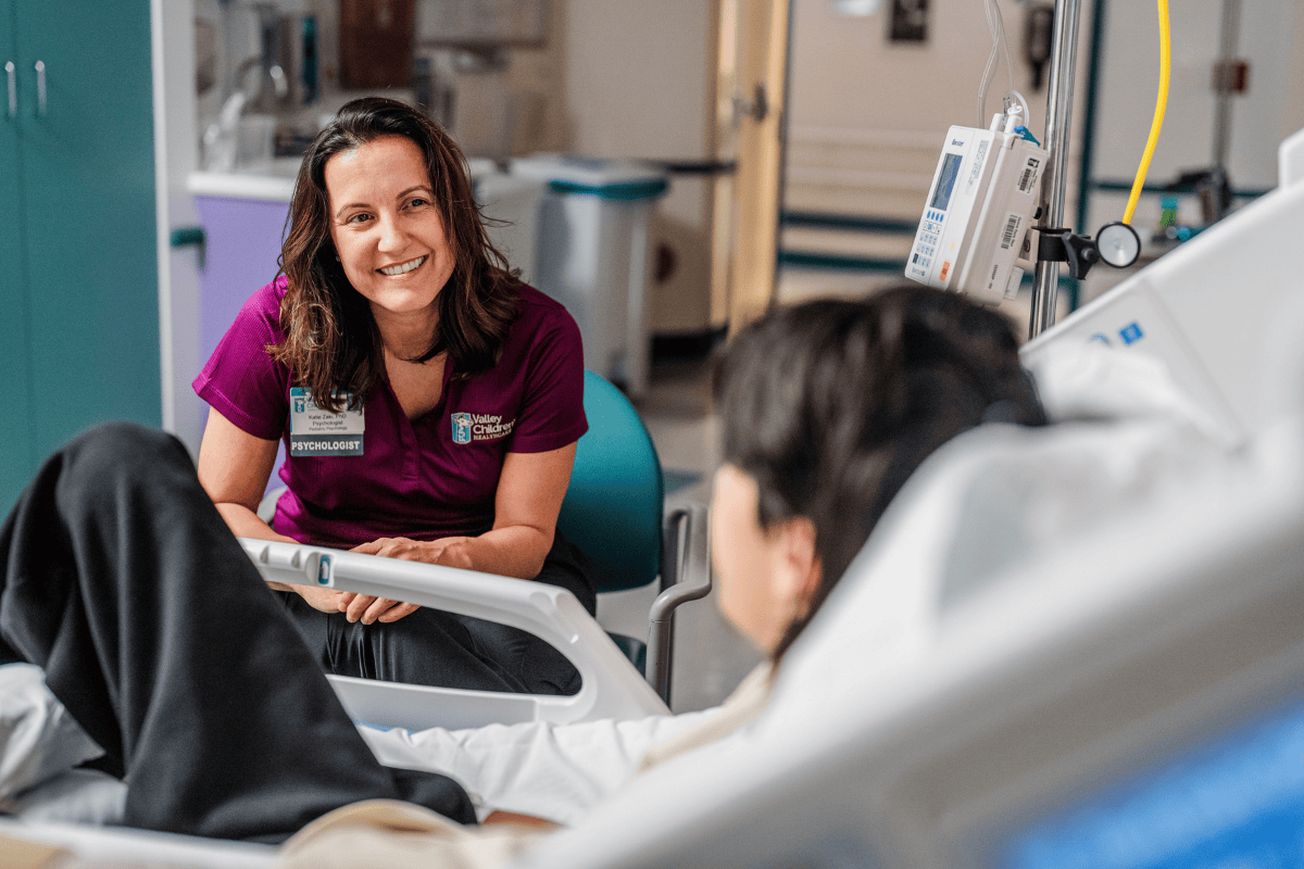 La Dra. Katie Zaki, psicóloga de Valley Children's, habla con un paciente