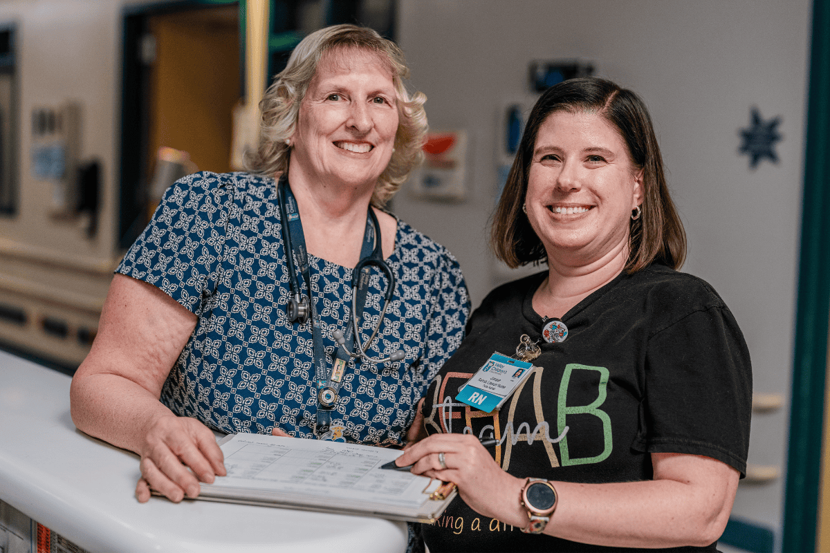 Sonríen dos miembros del equipo del Centro de Rehabilitación para Pacientes Hospitalizados