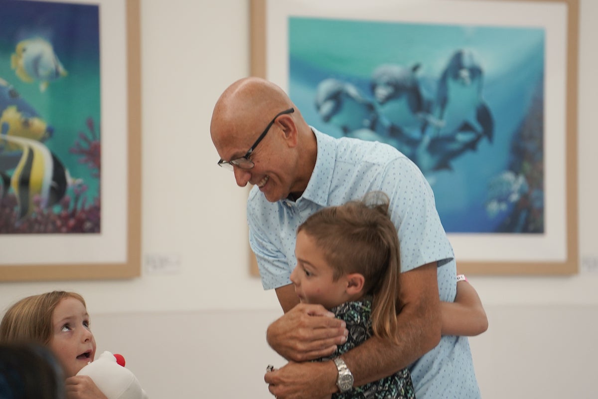 Un niño abraza a un trabajador social