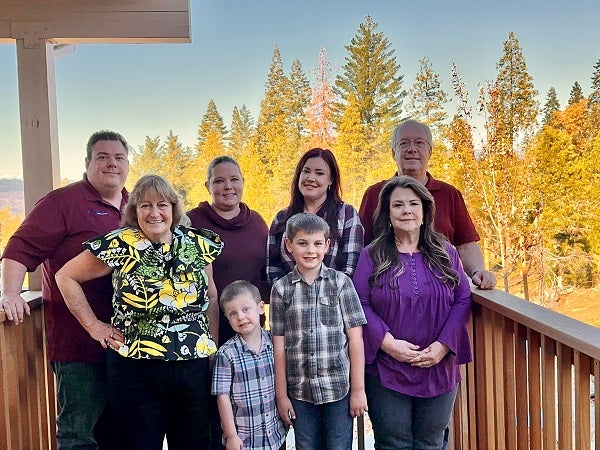 Foto de la familia howard de The <i>Fresno Truck Center</i>