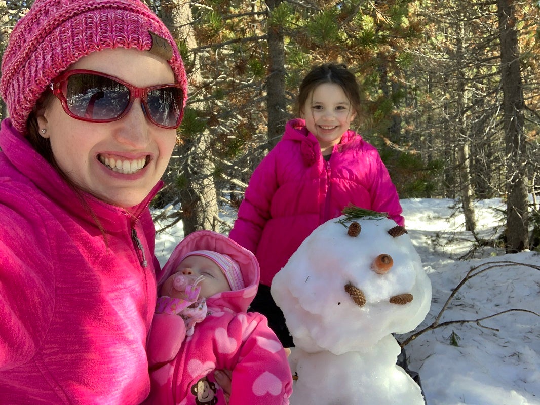 La Dra. Nelson disfruta de la nieve con su familia