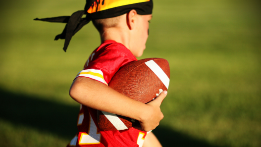 Consejos de seguridad en el fútbol americano para adolescentes de Derek Carr