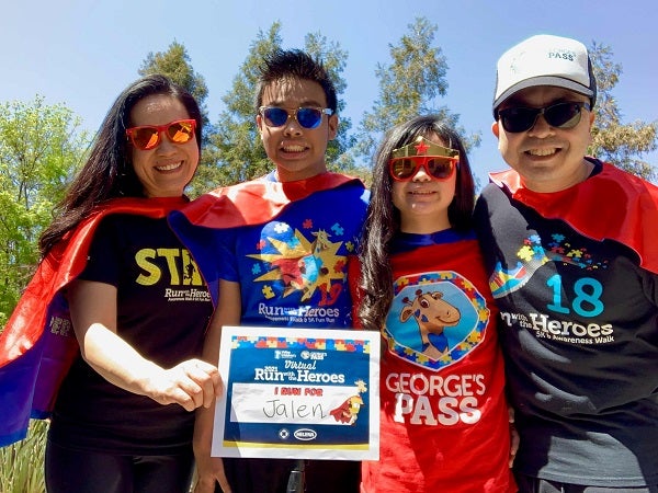 Corra con los participantes de los Héroes
