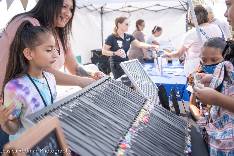 Participantes en la Feria de Negocios de Clovis Children's</a0