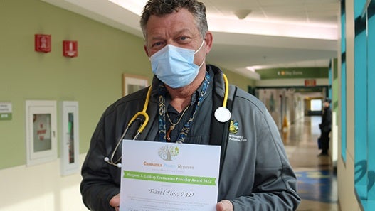 El Dr. David Sine recibe el premio Courageous Provider Award por la excelencia en cuidados paliativos