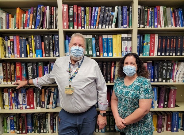 Los bibliotecarios médicos de Valley Children's Brian Baker y Michelle Sensano