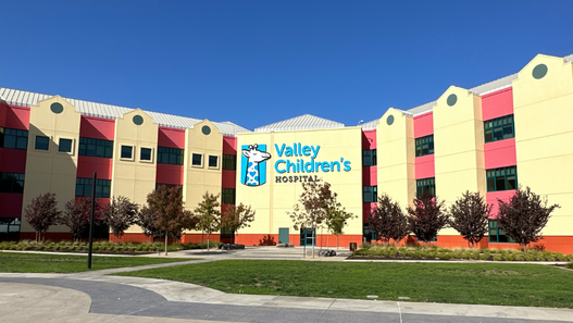 Foto exterior de la cara sur de Valley Children's Hospital