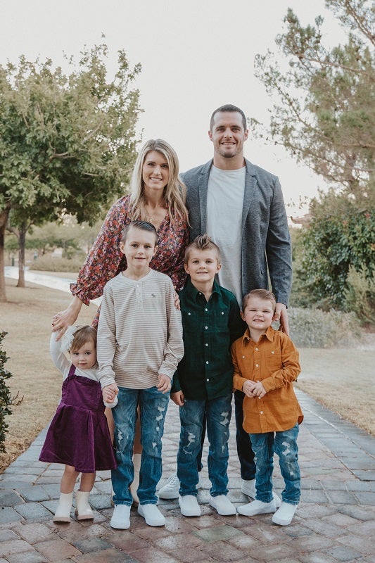 Derek Carr y su familia