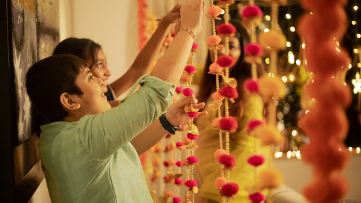 Celebrando Diwali con su hijo
