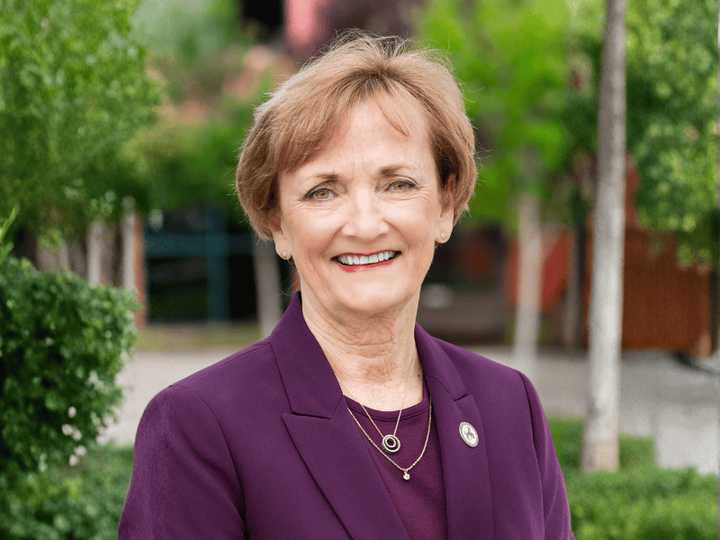 Lynne Ashbeck, vicepresidenta ejecutiva superior y directora de impacto comunitario