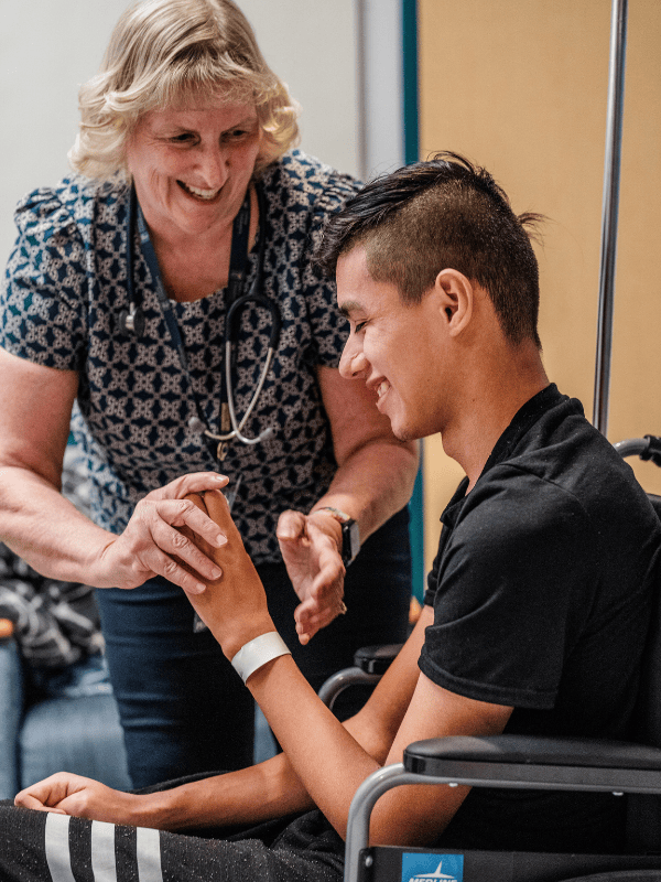 Sharon Vanderplaats, NP, trabaja con un paciente